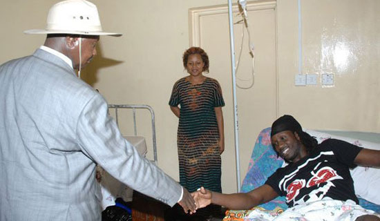 Museveni visited singer Bebe cool in Hospital after the gun shot