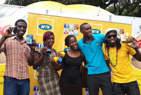 MTN’s Susan Kayemba (C), musician Rabadaba (R) and winners of phones